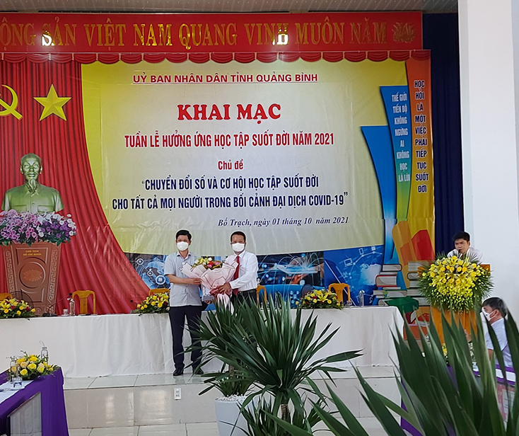 Ban chỉ đạo xây dựng xã hội học tập tỉnh tặng quà, hoa cho huyện Bố Trạch.