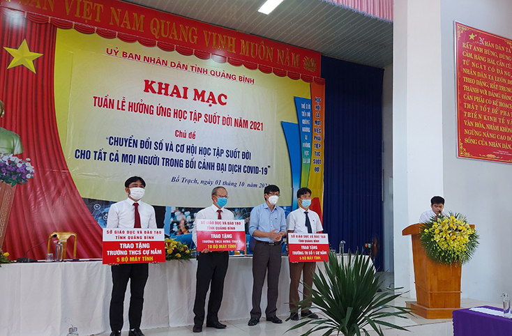 Sở GD-ĐT trao tặng máy tính cho các trường học.