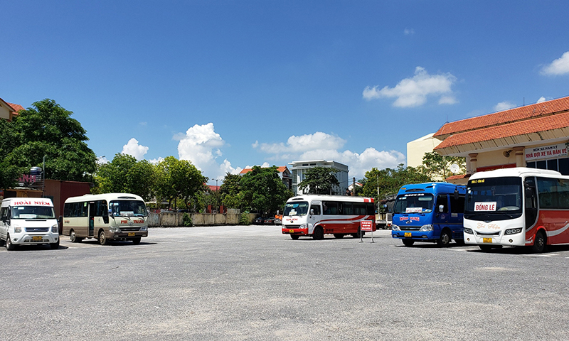 Tại bến xe Nam Lý, các nhà xe chấp hành nghiêm quy định phòng, chống dịch Covid-19 sau khi hoạt động trở lại.