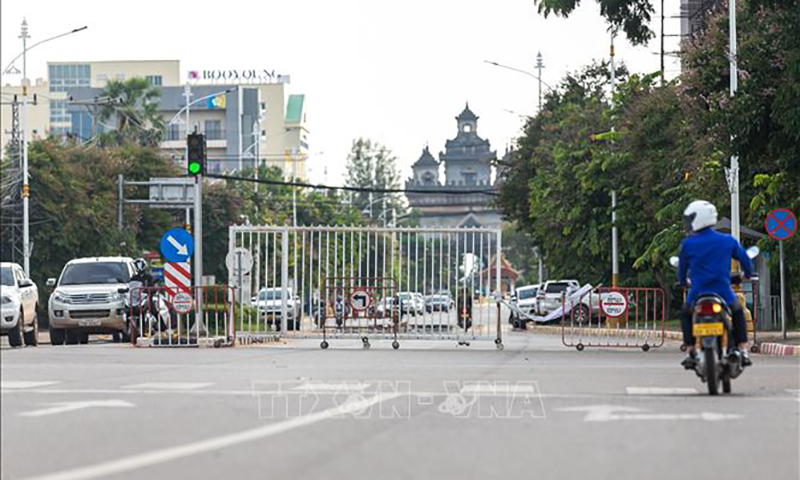 Phong tỏa một tuyến đường để phòng chống dịch COVID-19 ở thủ đô Viêng Chăn, Lào, ngày 20-9-2021. Ảnh: THX/TTXVN