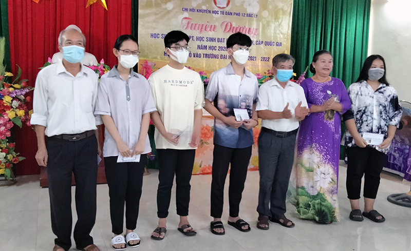 Chi hội Khuyến học TDP 12 tổ chức trao thưởng học sinh giỏi năm học 2020-2021, học sinh đỗ đại học, năm học 2021-2022… kịp thời động viên, khuyến khích con em trên địa bàn.
