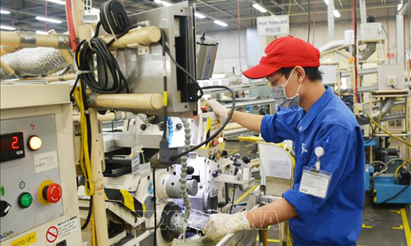 Công nhân làm việc trong ngày đầu thực hiện nới lỏng giãn cách xã hội tại Khu Công nghiệp Linh Trung 1. Ảnh: Hồng Pha/TTXVN phát.