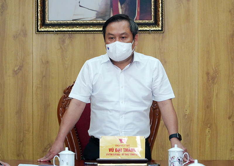 Đồng chí Bí thư Tỉnh ủy Vũ Đại Thắng ghi nhận, đánh giá cao phương thức và những kết quả khả quan trong phòng chống dịch Covid-19 của thị xã Ba Đồn.