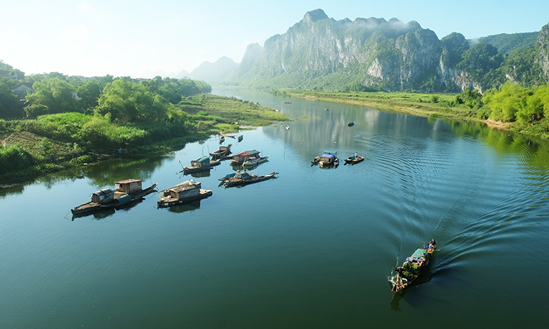 Những hòn lèn cao vút ở Tuyên Hóa trở thành “gờ giảm năng” của tạo hóa. Ảnh: Bách Chiến.