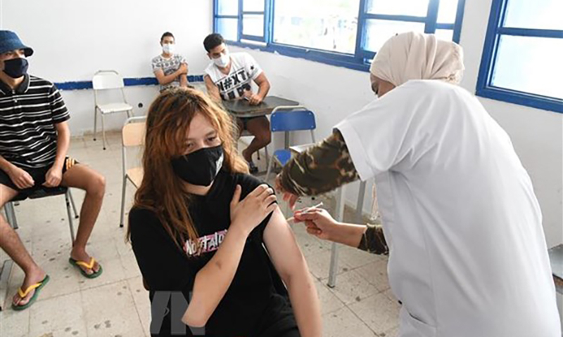 Nhân viên y tế tiêm vaccine phòng COVID-19 cho người dân tại Tunis, Tunisia, ngày 26-9-2021. (Ảnh: THX/TTXVN)