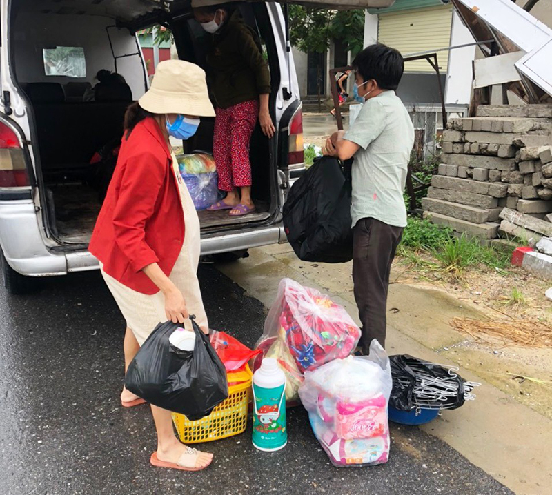 Vận chuyển sản phụ vào viện