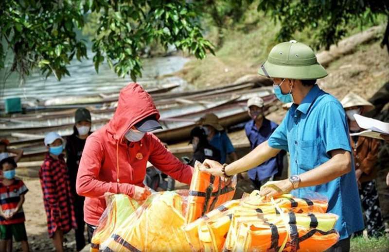 Đội PUN kết nối và hỗ trợ áo phao cho bà con vùng lũ trên địa bàn tình