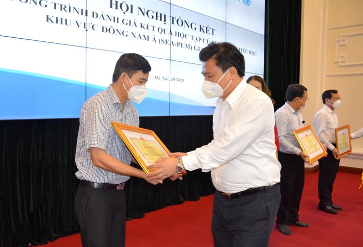  Thứ trưởng Nguyễn Hữu Độ trao bằng khen cho những cá nhân có thành tích xuất sắc trong đánh giá chất lượng giáo dục giai đoạn 2018-2021. Ảnh: TT