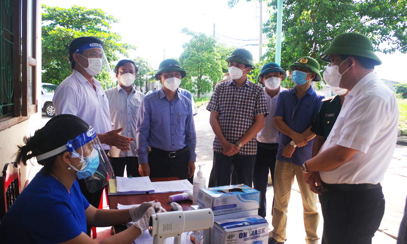 Đồng chí Bí thư Thành ủy Đồng Hới Trần Phong kiểm tra thực tế công tác phòng, chống dịch Covid-19 tại Cảng cá Nhật Lệ.
