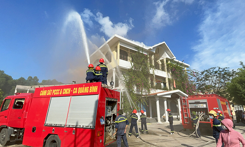 Cán bộ chiến sỹ thường xuyên luyện tập các phương án chữa cháy, cứu nạn, cứu hộ.
