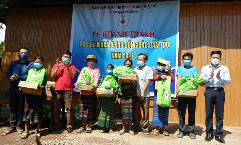 Đồng chí Trưởng ban Dân vận Tỉnh ủy Lê Văn Bảo và lãnh đạo Hội Chữ thập đỏ tỉnh trao quà cho người dân bản PLoang xã Trường Sơn (Quảng Ninh).