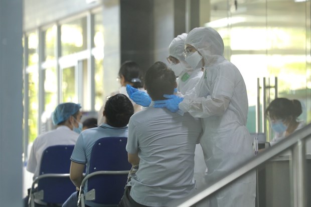  Nhân viên y tế lấy mẫu xét nghiệm. (Ảnh: Minh Quyết/TTXVN)