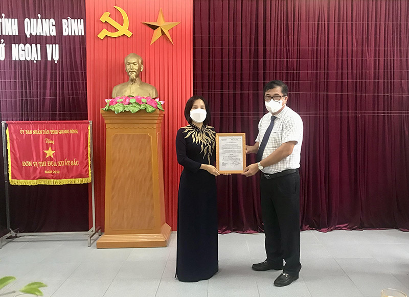 Trong 9 tháng năm 2021, toàn tỉnh đã bổ nhiệm, bầu cử được 10 cán bộ nữ thuộc diện Ban Thường vụ quản lý (ảnh: đồng chí Phó Chủ tịch Thường trực UBND tỉnh Đoàn Ngọc Lâm trao quyết định bổ nhiệm Giám đốc Sở Ngoại vụ cho đồng chí Nguyễn Thị Hương Giang).