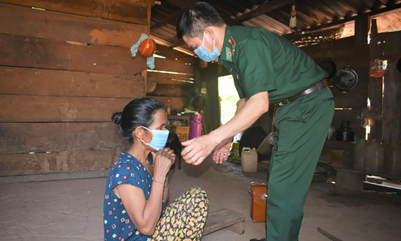 Không chỉ khám chữa bệnh, quân y sĩ còn thực hiện công tác tuyên truyền phòng chống dịch COVID-19.