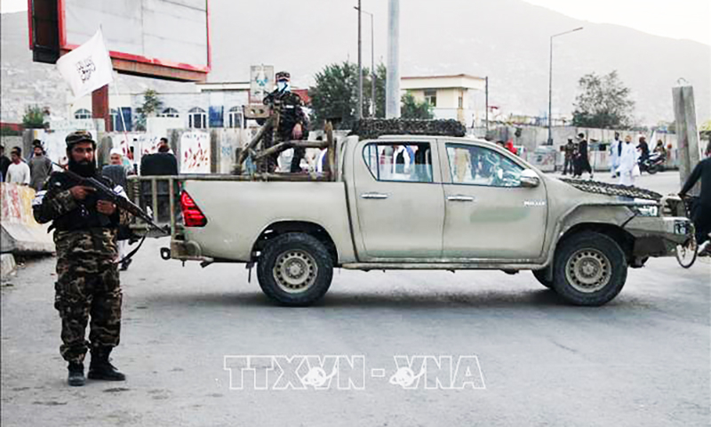 Lực lượng Taliban gác tại hiện trường vụ đánh bom gần đền thờ Hồi giáo Idgah ở thủ đô Kabul, Afghanistan ngày 3-10-2021. Ảnh: THX/TTXVN