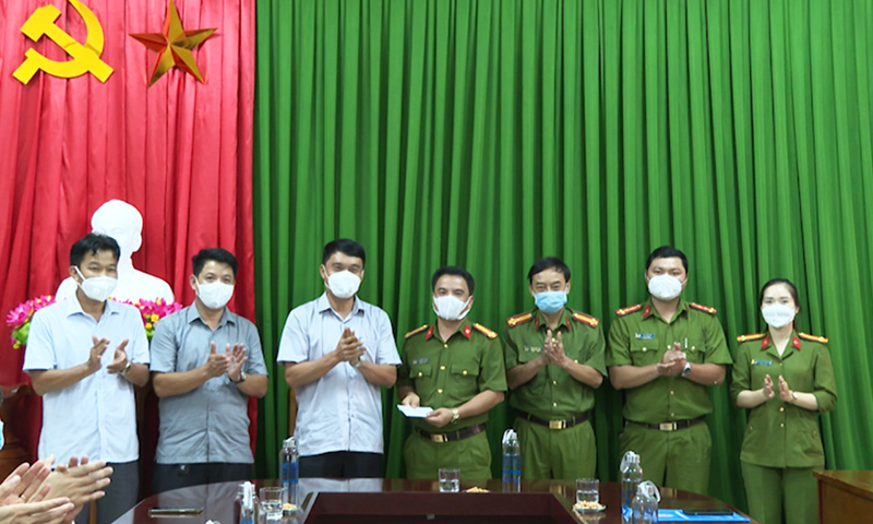 Lãnh đạo huyện Minh Hóa tặng quà chúc mừng Ban Chuyên án.