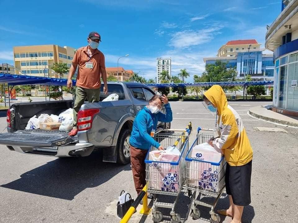 Mô hình “Đi chợ giúp dân” giúp người dân đảm bảo đủ lương thực, thực phẩm trong thời gian bị phong tỏa