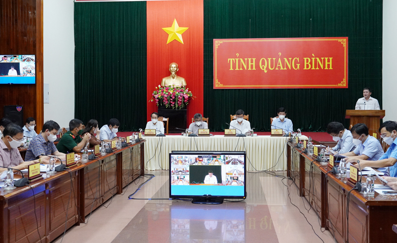  Đồng chí Giám đốc Sở Kế hoạch-Đầu tư Phan Phong Phú báo cáo tình hình kinh tế-xã hội 9 tháng năm 2021