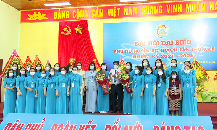 Ban Chấp hành Hội Liên hiệp Phụ nữ huyện Bố Trạch khóa XXII nhiệm kỳ 2021-2026 ra mắt nhận nhiệm vụ