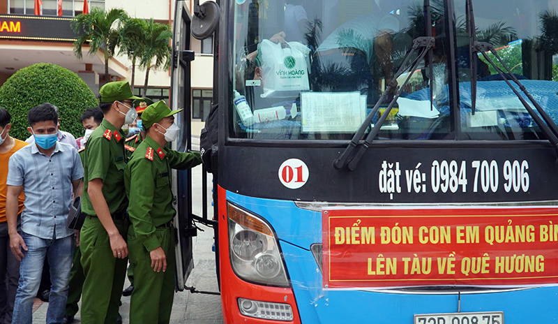 Các thành viên Tổ công tác lên đường làm nhiệm vụ vào chiều 6-10.