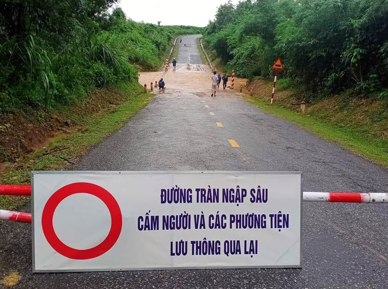 Huyện Bố Trạch đặc biệt chú ý cảnh báo ngay các khu vực ngầm tràn, điểm chảy tràn có nguy cơ ngập sâu, nước chảy xiết, cấm không để người dân qua lại.