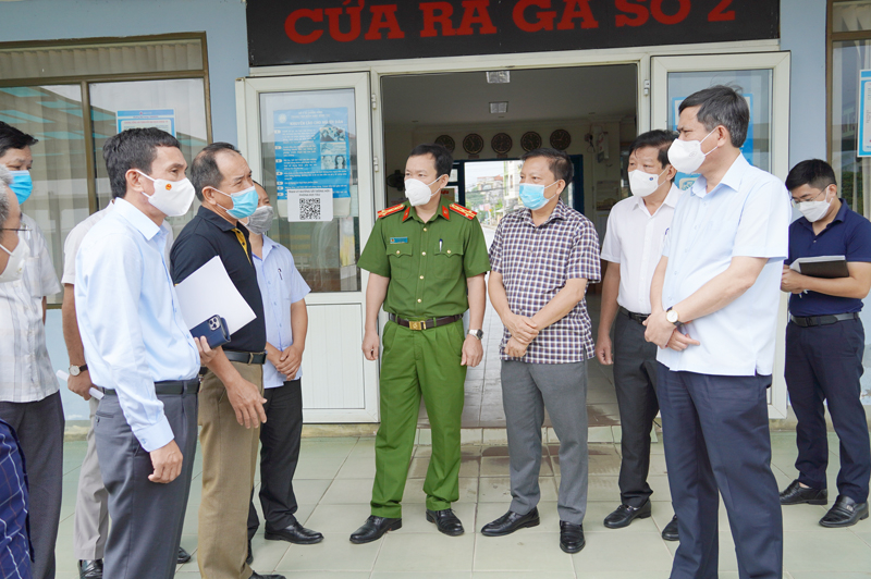 Đồng chí Chủ tịch UBND tỉnh Trần Thắng kiểm tra công tác chuẩn bị đón công dân tại ga Đồng Hới.