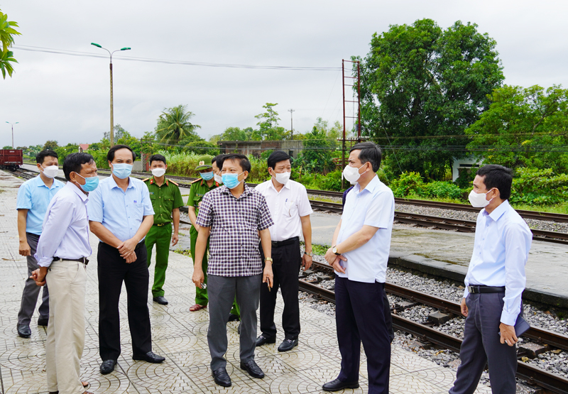 Đồng chí Chủ tịch UBND tỉnh Trần Thắng kiểm tra công tác chuẩn bị đón công dân tại ga Mỹ Đức.