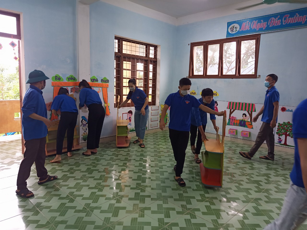 : Lực lượng đoàn viên thanh niên ở các xã trên địa bàn huyện Minh Hóa chuẩn bị Khu cách ly để đón công dân trở về từ các tỉnh thành phía Nam.