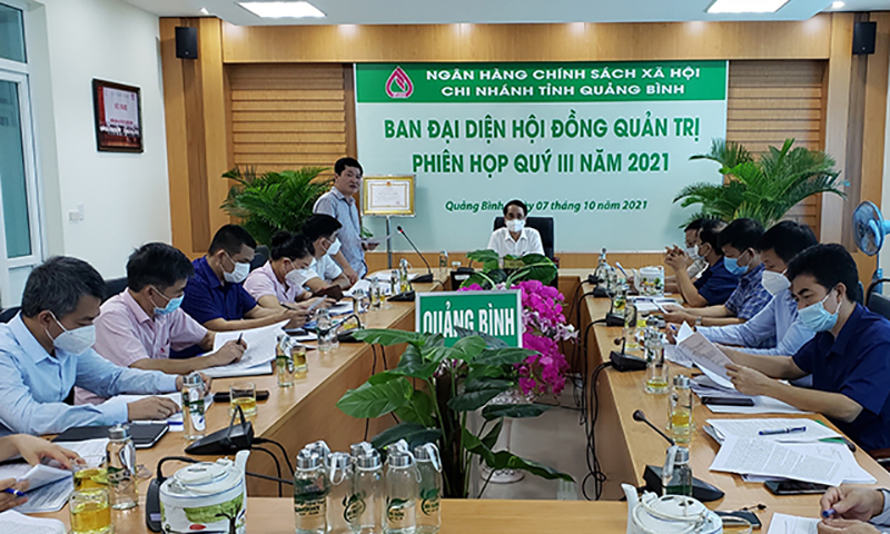 Lãnh đạo NHCSXH thông báo một số chủ trương, chính sách mới tại phiên họp.