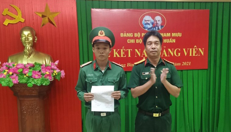 Lễ kết nạp đảng viên mới là HSQ, CS thuộc các đơn vị của Ban CHQS tỉnh.