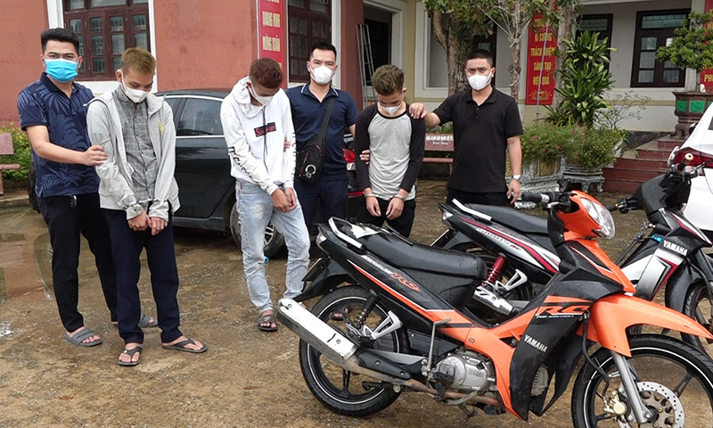 Các đối tượng đang bị còng tay và tang vật bị thu giữ tại cơ quan công an