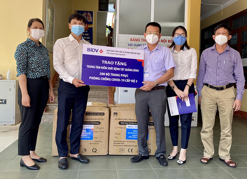  Đại diện CDC Quảng Bình tiếp nhận các phần qùa.