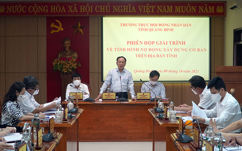 (QBĐT) - Sáng nay, 8-10, Thường trực HĐND tỉnh đã tổ chức phiên họp giải trình về tình hình nợ đọng xây dựng cơ bản (XDCB) trên địa bàn tỉnh do các đồng chí: Trần Hải Châu, Phó Bí thư Thường trực Tỉnh ủy, Chủ tịch HĐND tỉnh; Nguyễn Công Huấn, Ủy viên Ban Thường vụ Tỉnh ủy, Phó Chủ tịch Thường trực HĐND tỉnh; Hoàng Xuân Tân, Tỉnh ủy viên, Phó Chủ tịch HĐND tỉnh chủ trì.