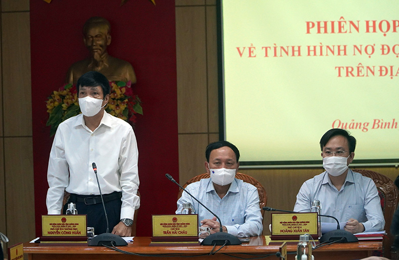 Các đồng chí trong Thường trực HĐND tỉnh điều hành phiên họp.