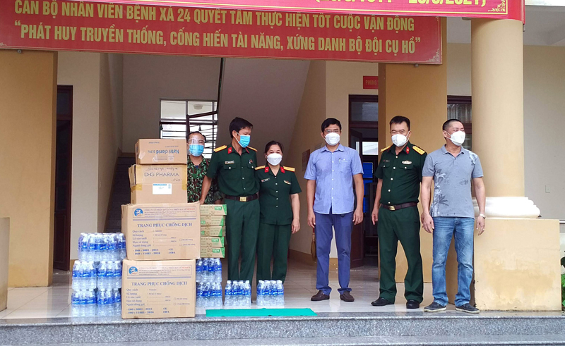 Ảnh 4: Trao quà tại Bệnh xá 24 Tỉnh đội