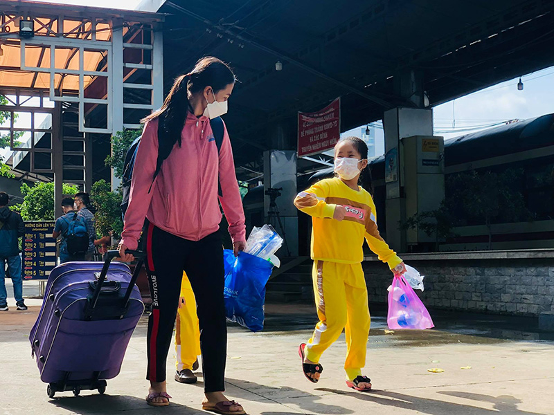 Những hình ảnh công dân lên tàu tại ga Sài Gòn sáng 8-10