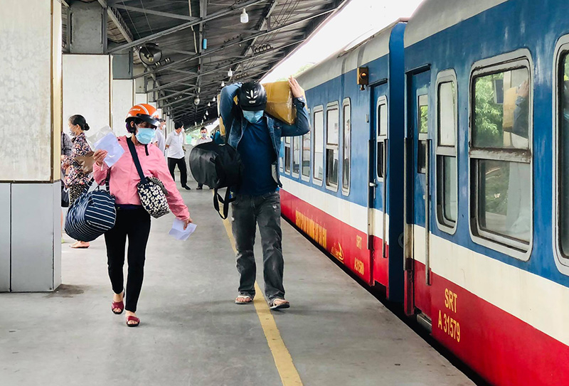 Những hình ảnh công dân lên tàu tại ga Sài Gòn sáng 8-10