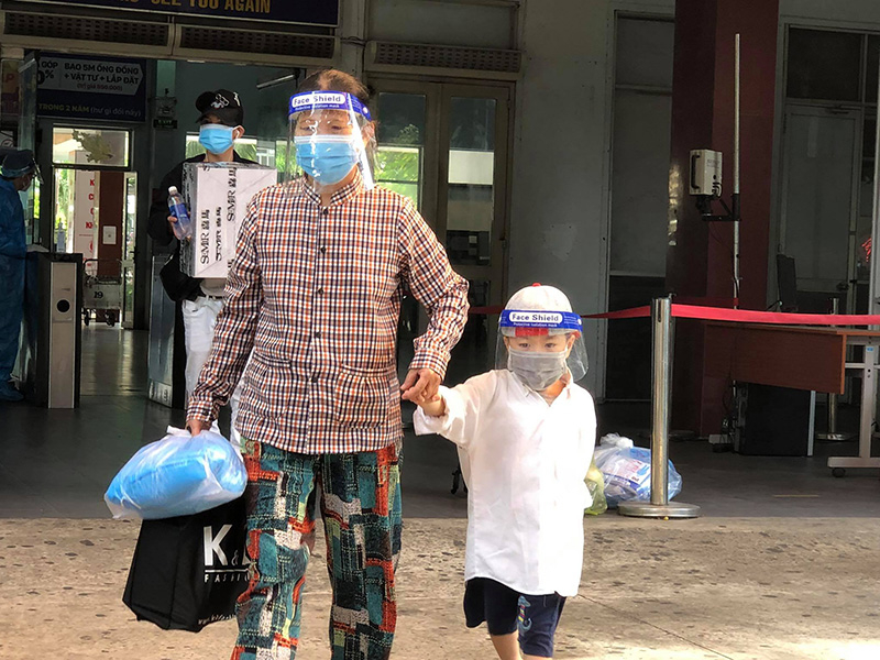 Những hình ảnh công dân lên tàu tại ga Sài Gòn sáng 8-10
