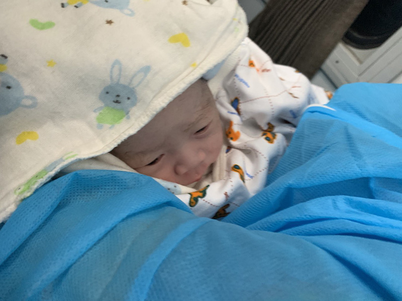 Cháu bé được sinh ra an toàn trên “chuyến tàu quê hương”