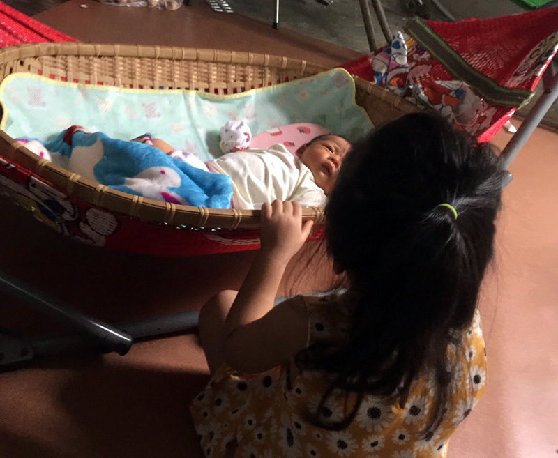 Các thành viên nhỏ tuổi của gia đình chị Lê Thị Hoài Thanh, “những người ở lại”
