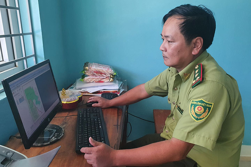 Cán bộ Trạm Kiểm lâm Hóa Sơn theo dõi diễn biến rừng tại đơn vị.