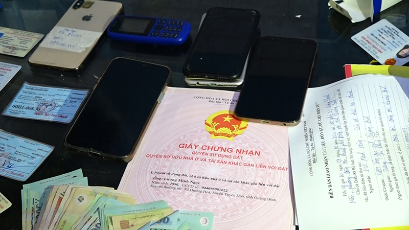 Nhiều tài liệu, đồ vật có liên quan đến hành vi cho vay nặng lãi của các đối tượng đã bị lực lượng Công an thu giữ.