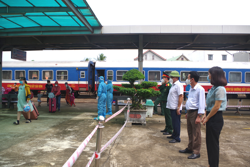 Đồng chí Phó Chủ tịch Thường trực UBND tỉnh Đoàn Ngọc Lâm cùng nhiều lãnh đạo đã có mặt để chào đón bà con.
