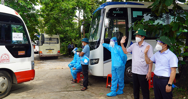 Đồng chí Phó Chủ tịch UBND tỉnh Hồ An Phong và lãnh đạo huyện Lệ Thủy đón bà con tại ga Mỹ Đức