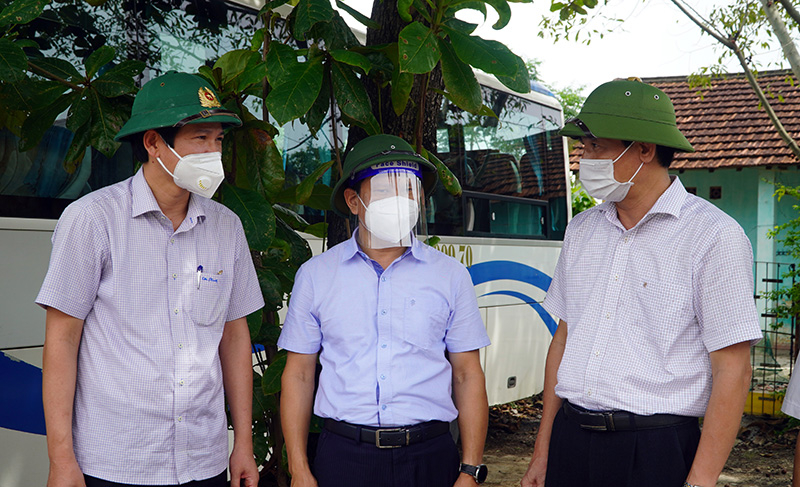 Đồng chí Phó Chủ tịch UBND tỉnh Hồ An Phong đánh giá cao công tác chuẩn bị, đón tiếp bà con của huyện Lệ Thủy