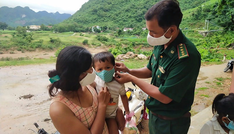 Bộ đội Biên phòng tuyên truyền cho đồng bào Vân Kiều về công tác phòng, chống dịch Covid-19.