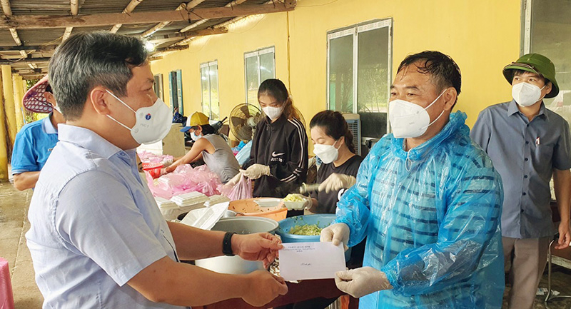 Đồng chí Bí thư Tỉnh ủy tặng quà động viên nhóm thiện nguyện Lý Hòa kết nối yêu thương