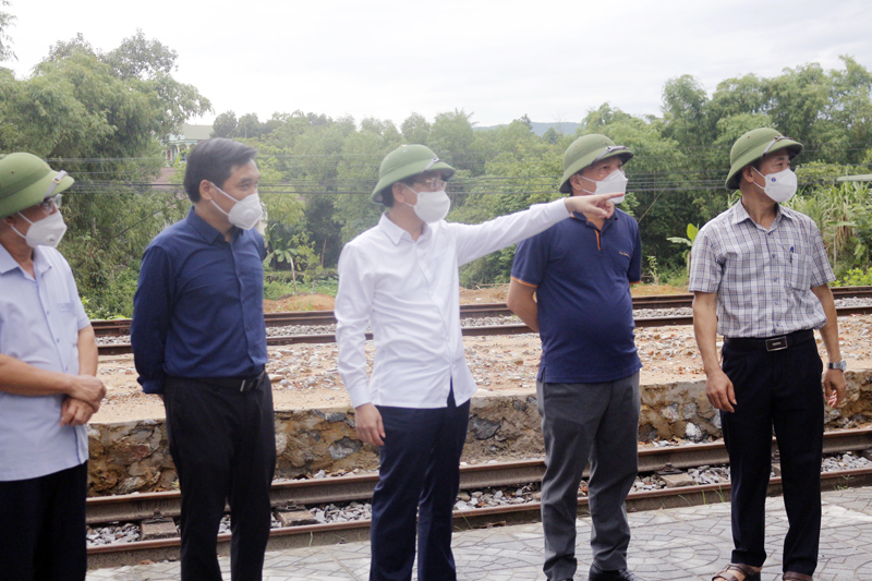 Đồng chí Phan Mạnh Hùng, Tỉnh ủy viên, Phó Chủ tịch UBND tỉnh kiểm tra công tác đón công dân.