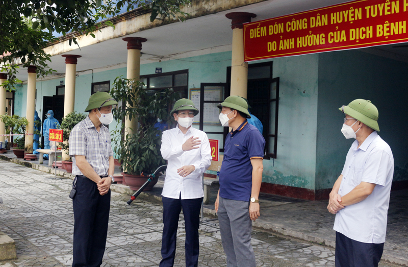 Đồng chí Phó Chủ tịch UBND tỉnh yêu cầu các địa phương đón công dân trở về bảo đảm công tác phòng chống dịch.