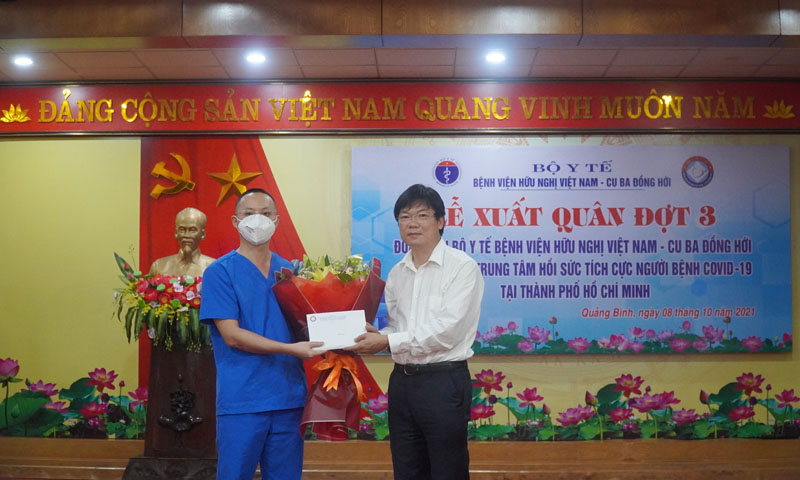GIám đốc Bệnh viện hữu nghị Việt Nam - Cuba Đồng Hới tặng hoa giao nhiệm vụ cho Trưởng đoàn công tác  Võ Trường Giang.